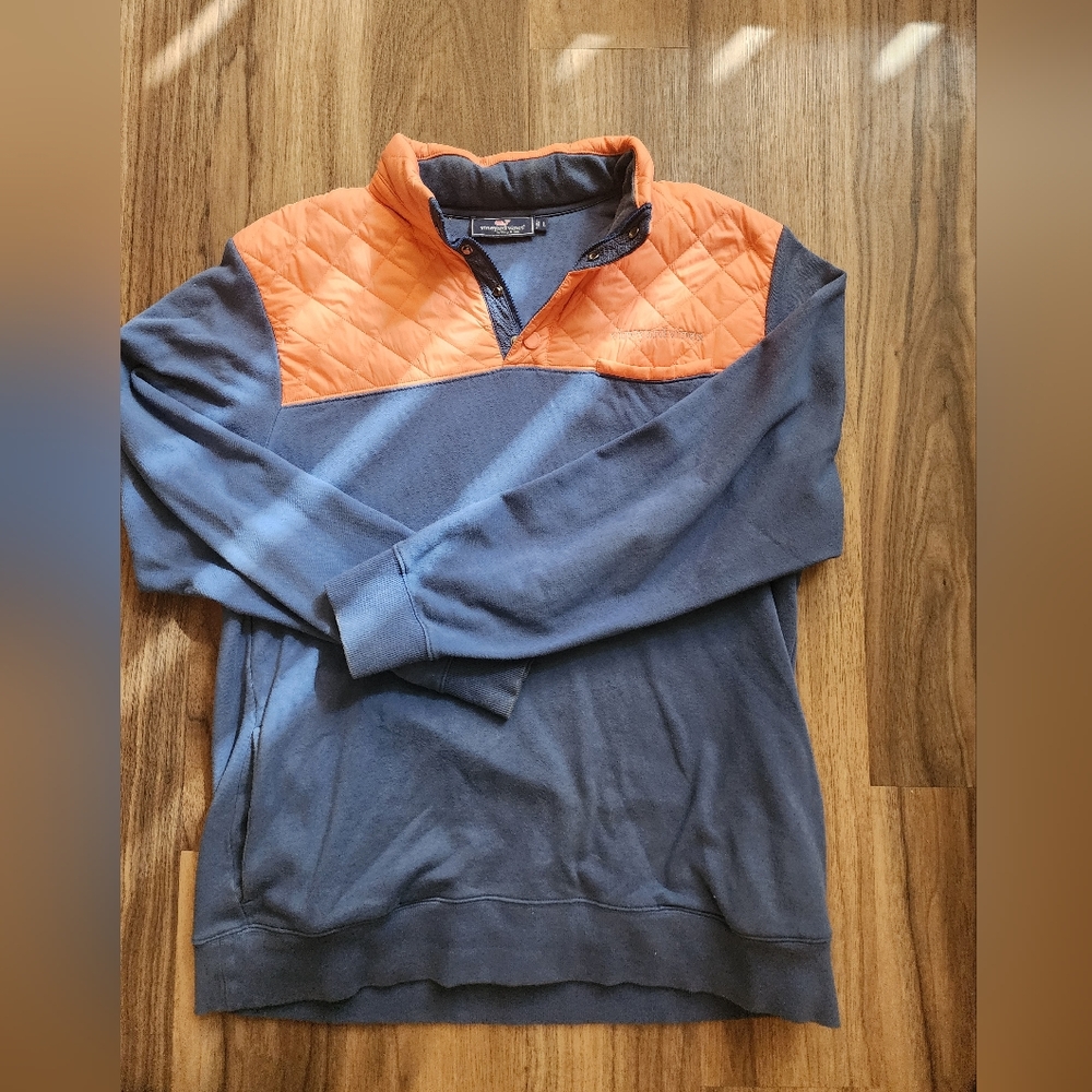 Men's Large Vineyard Vines quilted shep shirt with packable hood.